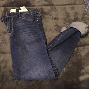 HARDLY WORN DARK WASH HOLLISTER HEANS